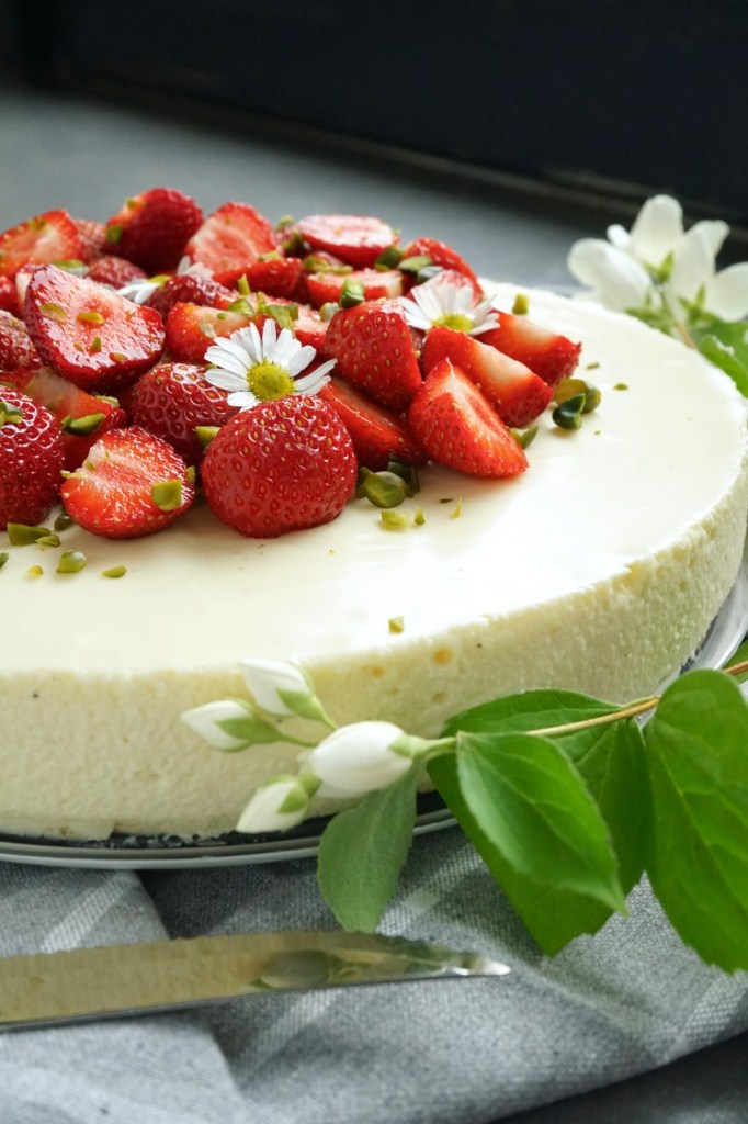 ZEMEŅU UN BALTĀS ŠOKOLĀDES SIERA KŪKA