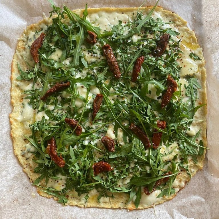 PIKANTĀ SIERA UN ZIEDKĀPOSTU PICA