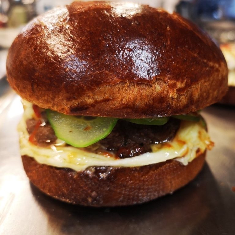 BURGERS AR PROVOLONE SIERU