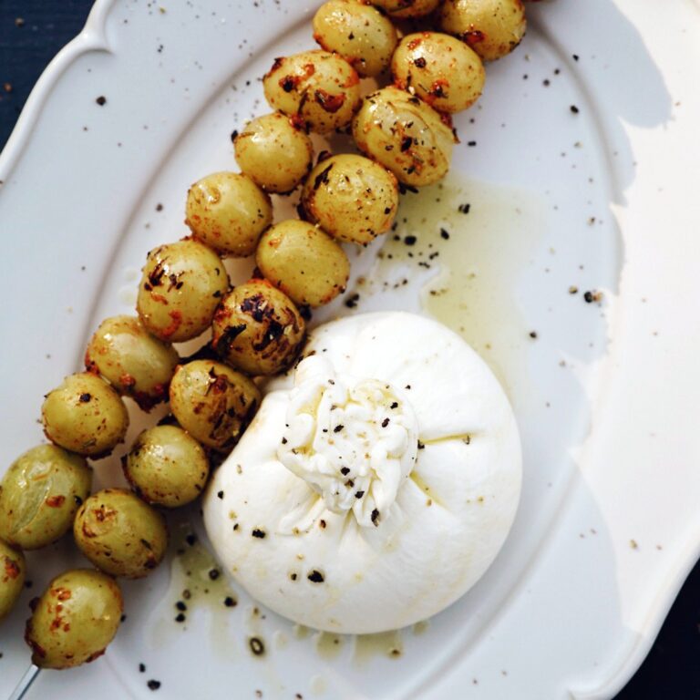 BURRATA AR GRILĒTĀM VĪNOGĀM